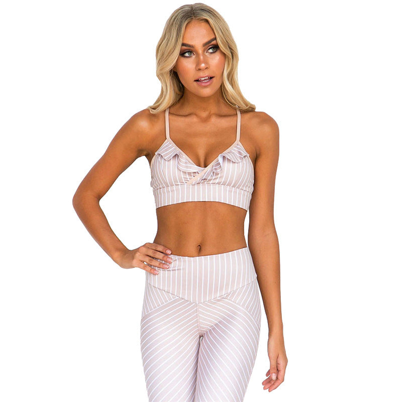 Exklusivt träningsset för kvinnor med randigt mönster och spetsdetaljer.