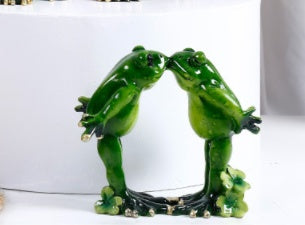 Yogasymbol kärlek i grön resin – handmålad hängande dekoration