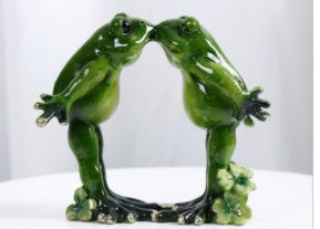 Yogasymbol kärlek i grön resin – handmålad hängande dekoration