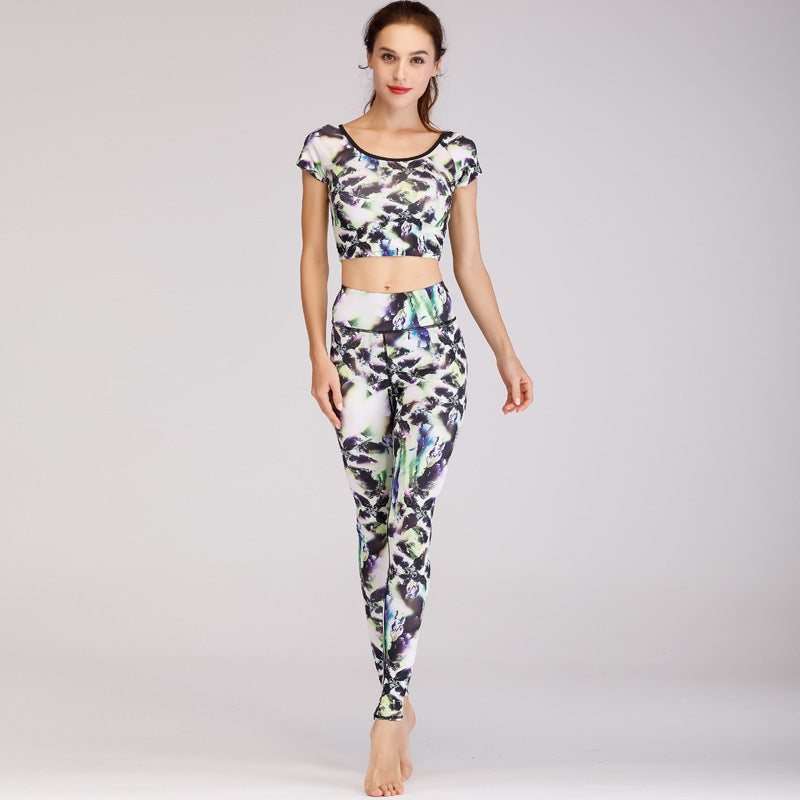 Yoga set with trendy print for women