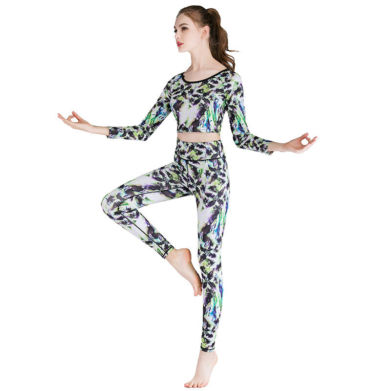 Yoga set with trendy print for women