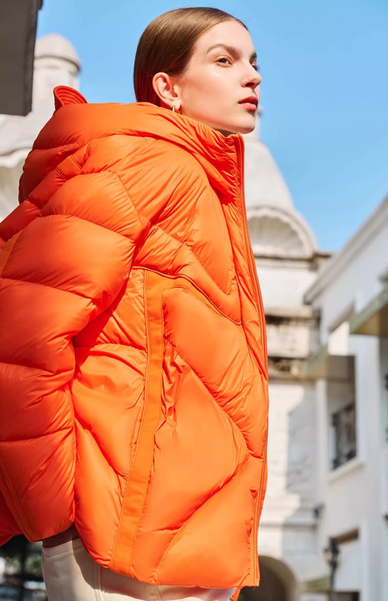 Dunjacka med huva, dragkedja och raka linjer