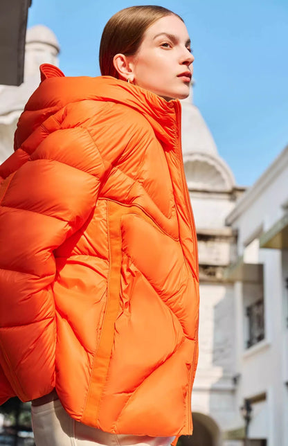 Dunjacka med huva, dragkedja och raka linjer