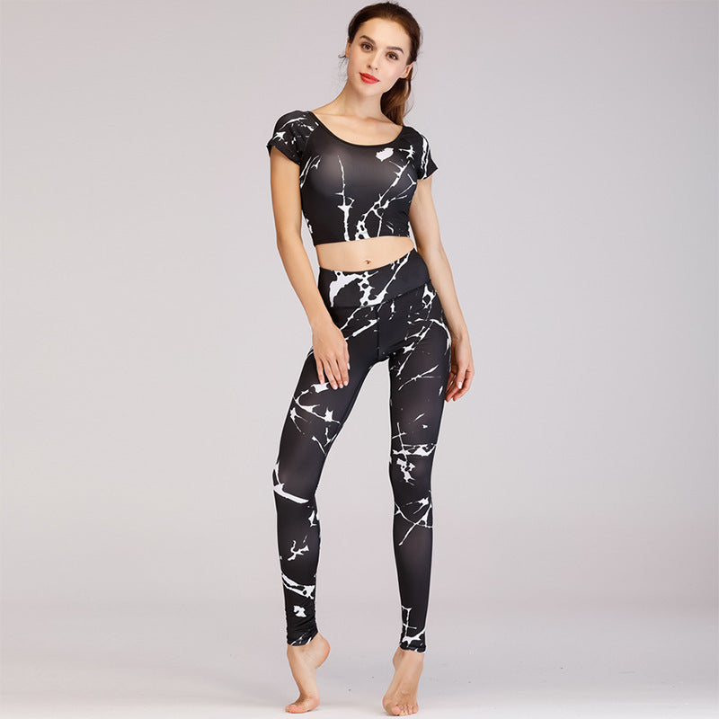 Yoga set with trendy print for women