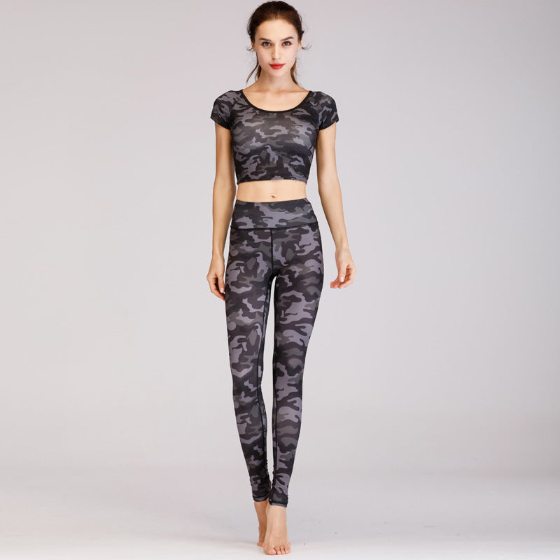 Yoga set with trendy print for women