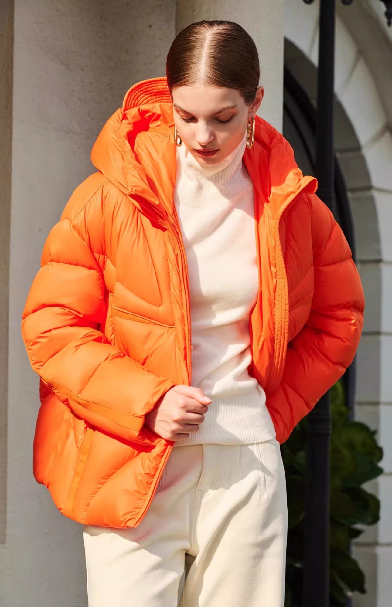 Dunjacka med huva, dragkedja och raka linjer