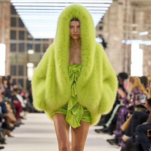 Underbar jacka i fuskpäls med huva