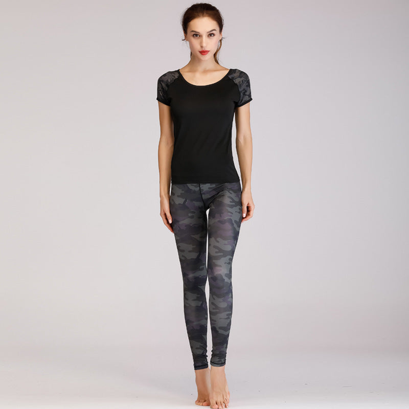 Yoga set with trendy print for women
