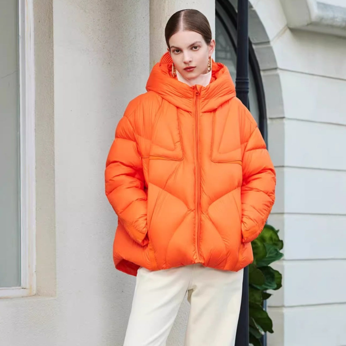 Dunjacka med huva, dragkedja och raka linjer