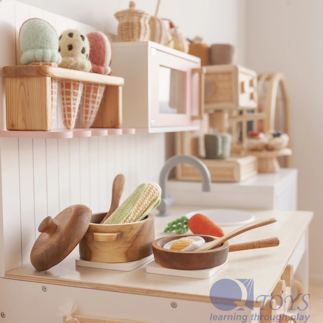 QToys Australia (USA) MAHOGANY PAN &amp; POT SET